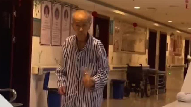 爷爷投喂值夜班护士可爱又霸道：“你们一人两个刚刚好，不能多拿”