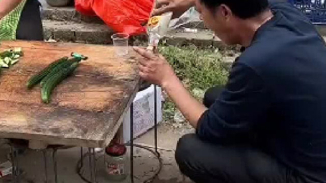 农村宴席260文一桌，各位大厨掌勺之前先剋点酒。做出的菜都是酱香味