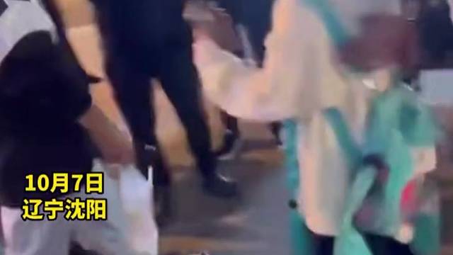 数人cosplay在街边路演遭一男子怒斥：对上一代、下一代都没有交代！