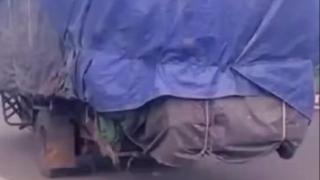 这货车看后面是不是很正常，但是你看到前面你就就就就.....