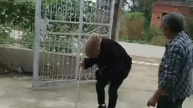 女儿一年多没回家，扮成老太太吓坏爸妈！