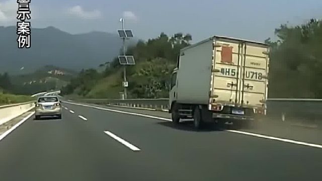 可怕的高速爆胎出发前一定要对车辆进行检查！