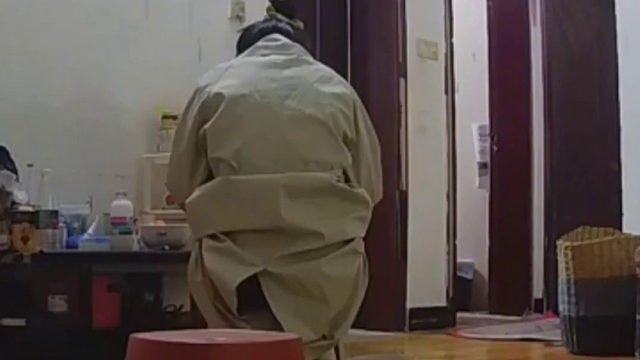 老婆大早上放了个响屁，老公惊醒 迷迷糊糊问发生什么事了