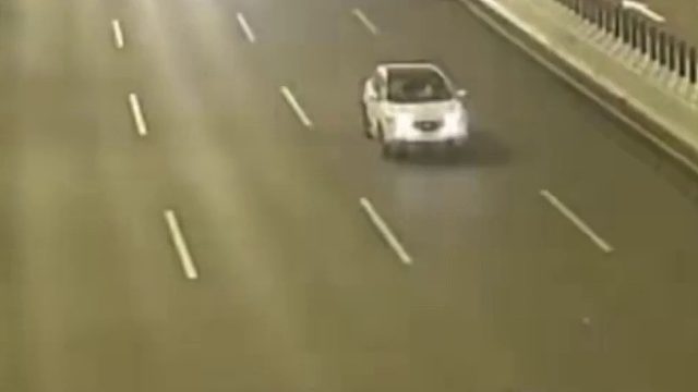 有"判头“了！男子将车停在路中央聊天、站车顶上跳舞！