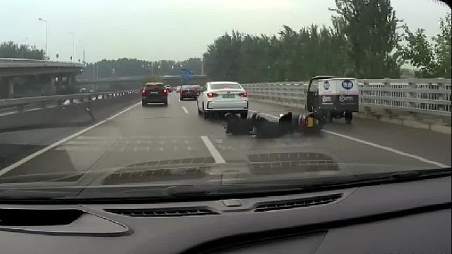 摩托车刹车太晚了！