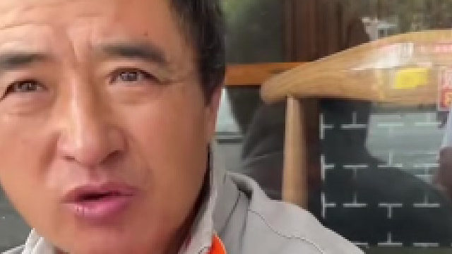 59岁大叔每天等不到工作不吃饭，为了忍饿把腰带束到最紧，大叔命不好，就得对自己狠一点。