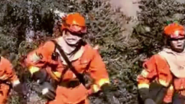 森林消防员处置山火时风向突变引发爆燃，大家紧急撤离化险为夷。致敬！