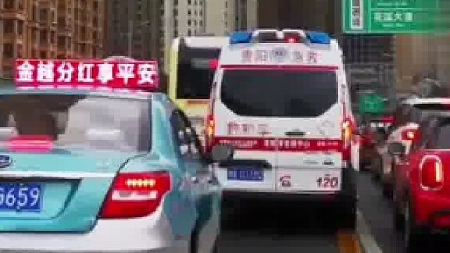 私家車禮讓救護(hù)車后遭左右夾擊，別讓好心變成寒心