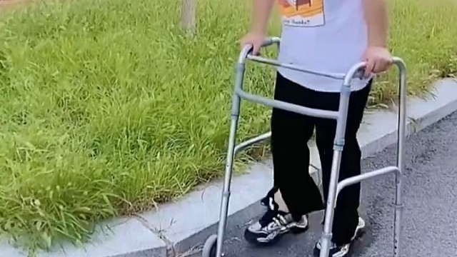 共济失调主要表现为：四肢或躯干无法控制地来回摆动，走路时身体摇晃、平衡感差;言语含糊不清，发音不清楚