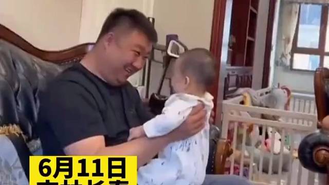 爸爸这满满的求生欲，从不敢在女儿面前表现出稀罕儿子，女儿一回来立马放下手里的儿子