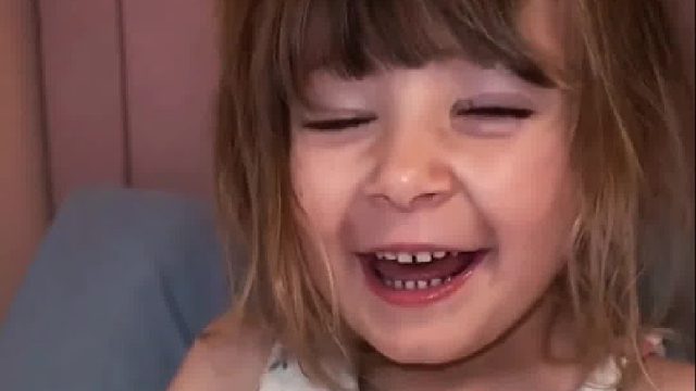 在屋外玩耍的闺女绑架只小兔子，长大后的体型出乎意料