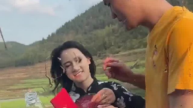 没想到这两位上来就给我车贴一个喜子