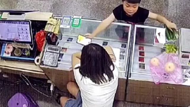 男孩惹妈妈生气求助爸爸“跟你老婆视频一下，我受不了她”。网友这件皮夹克不漏风。