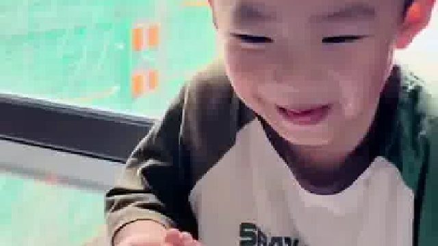 男孩以为妈妈喂自己喝水，结果……