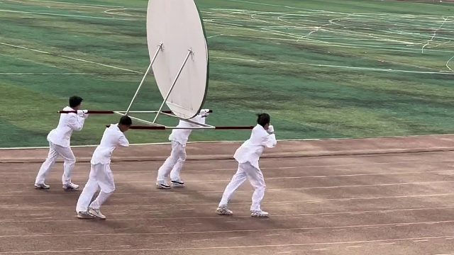 他们踏着沉重的步伐。。。