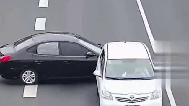 为躲避变道车，小车高速漂移上演“回头杀”