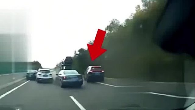 高速上突遇事故，黑车“神反应”躲过一劫，后车猝不及防追尾撞上！