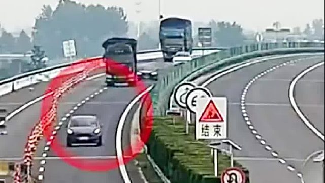 这一幕好危险，高速遇转弯未能及时转向，撞上隔离护栏！