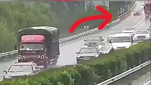 小车占用应急车道超车，被大货车直接撞翻！