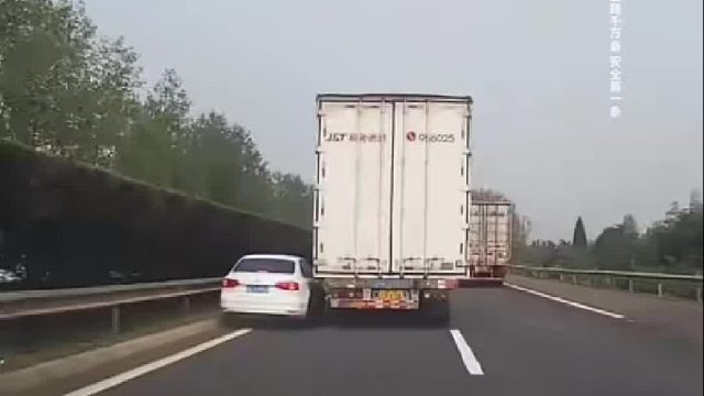 高速路上的惊险一幕，大货车与小车并行小车夹缝生存！