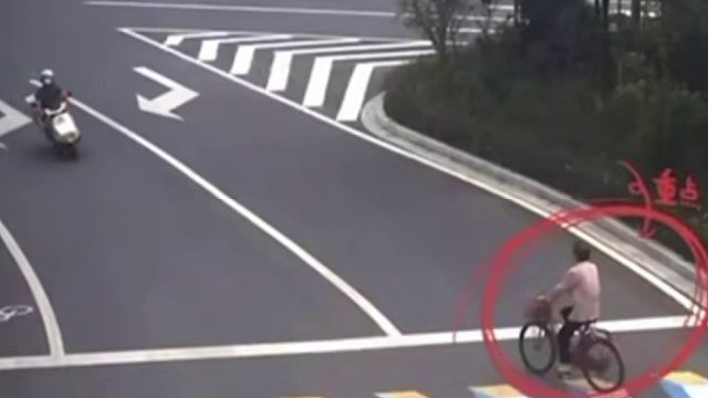 自行车逆行引发事故！