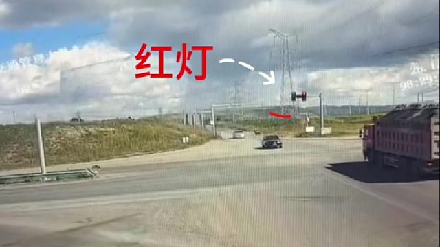 闯红灯酿事故！