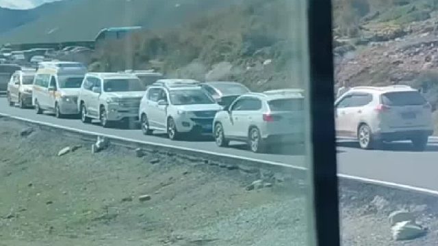 终于找到堵车的源头了，一个人堵了一条路让他后退还不退！