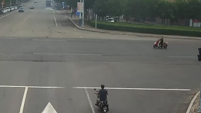 电动车任性闯红灯负全责！