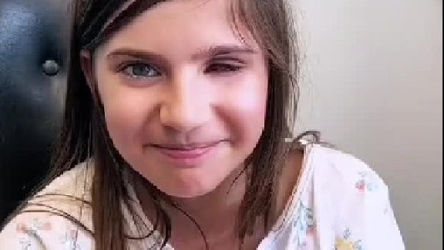 小女孩再现甜美的笑容