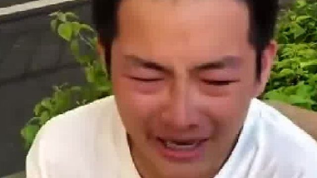 小伙看到柯尼赛格跑车，呼吸急促大哭