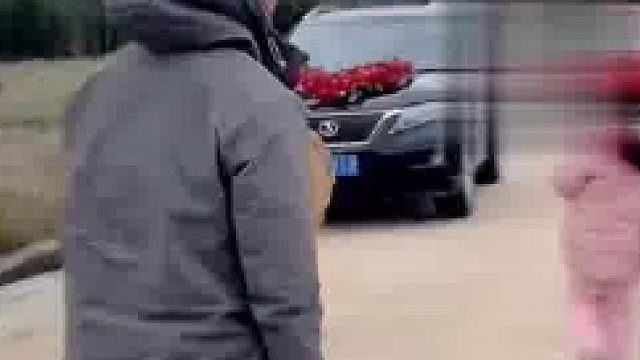 农村修路唯独大户没出钱出力，今儿子结婚被众人开挖土拦住