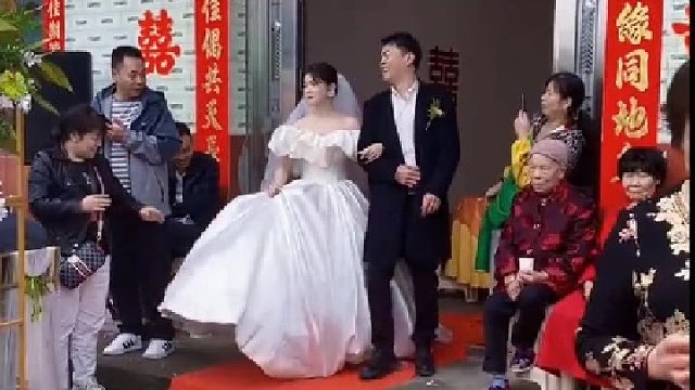 一对新人农村举办婚礼....