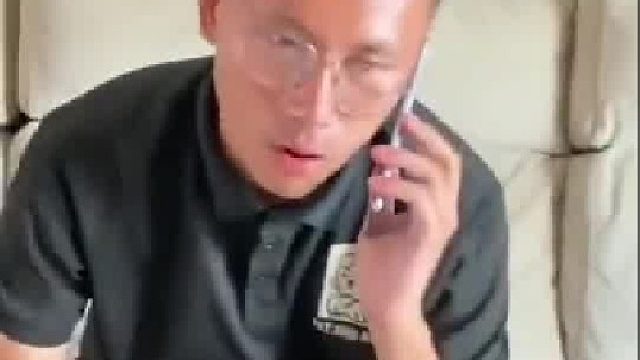 丈夫下班接着母亲的电话，边吃着面条边拌大酱