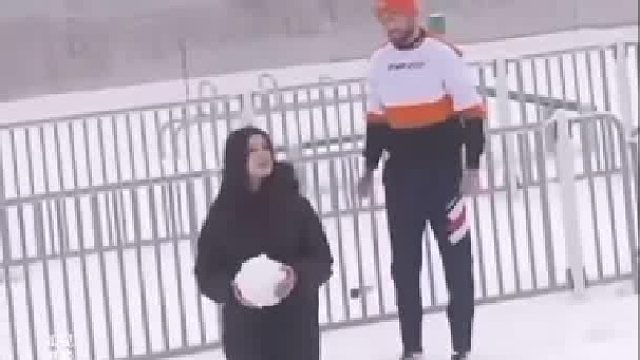 只属于男孩的下意识动作....