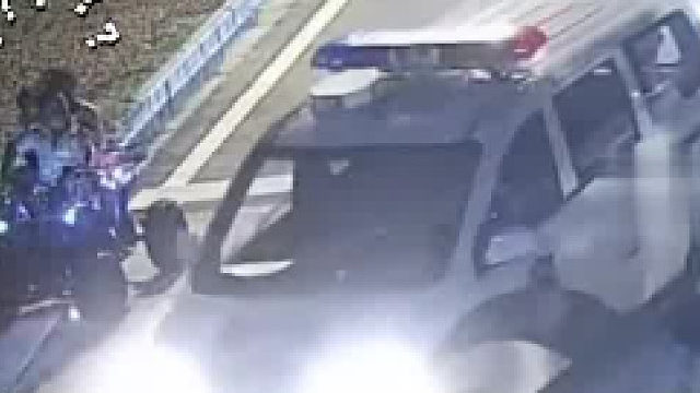 萌娃结伴驾驶玩具车上路被制止