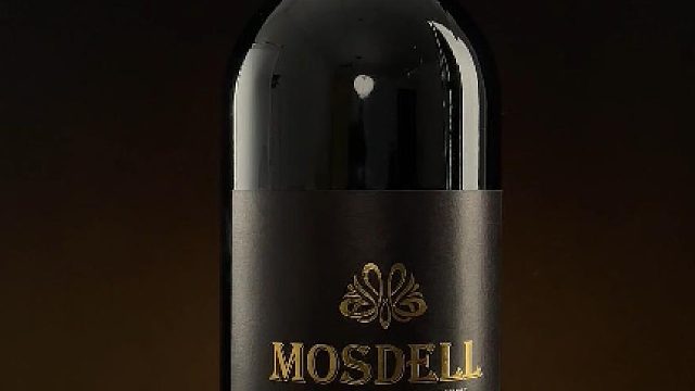 浓郁的深红宝石色泽，拥有迷人的水果香气