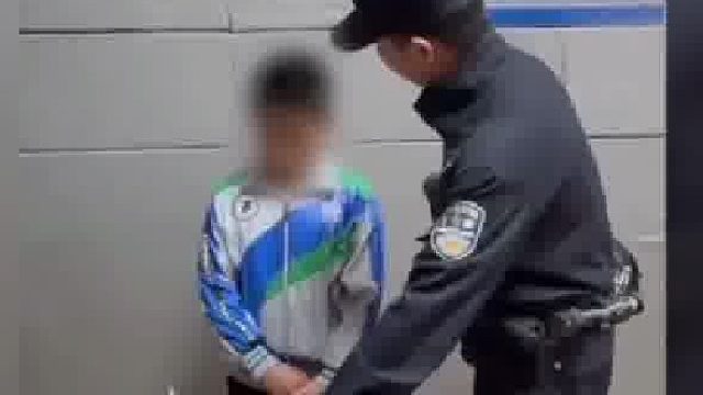 男孩偷家里300块买零食，被母亲送到派出所，民警带他体验审讯室！硬核！