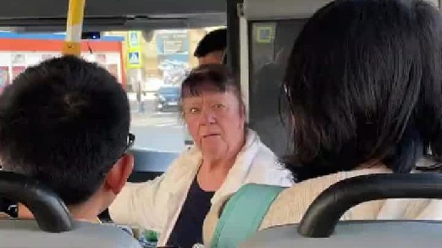 俄罗斯大妈在俄罗斯 上了一辆坐满中国人的公交车。大妈：我是谁_ 我在哪_
