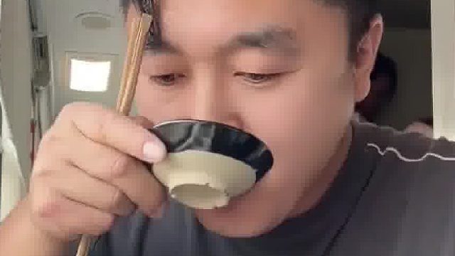 男子坐火车远赴他乡打工，“一个人的旅途有点无聊买点牛肉两根黄瓜开瓶小酒”此刻那些烦心事都随风散去！