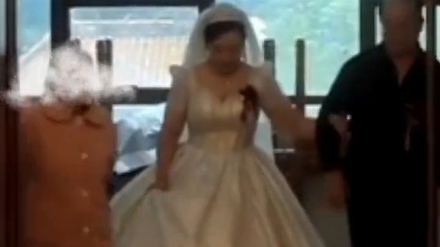隔着屏幕都要气晕！婚礼现场新娘刚入场，被一大妈夺门而出挡在前面！