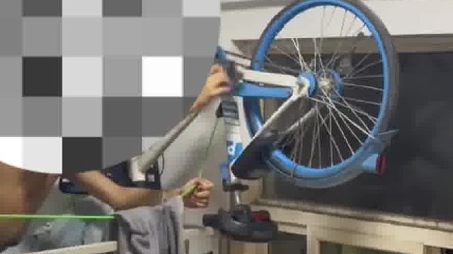 共享单车被大学生倒放床头当玩具