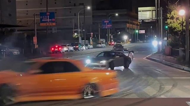 国外路子就是野，炸街是组团炸街