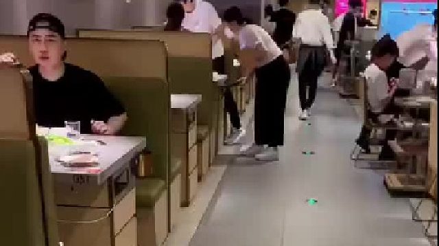 吃吃饭跑别人桌整活去了，麻麻来了都没有走的意思