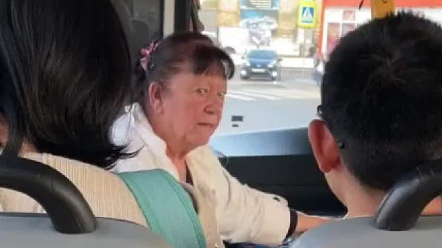 俄罗斯大妈在俄罗斯坐公交车，发现满车都是国人