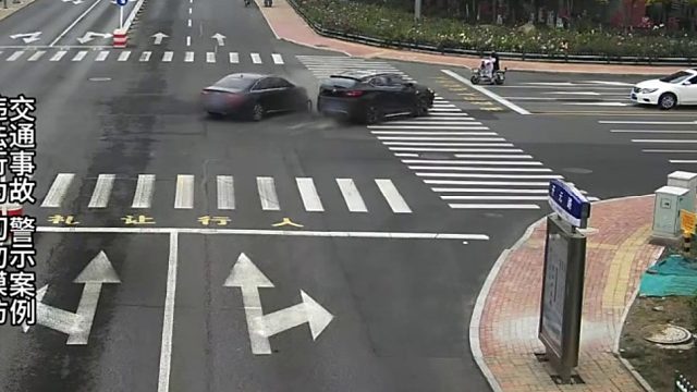 黑色轿车分心误闯红灯撞上SUV！
