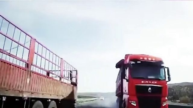 超速逆行超车险酿大祸！