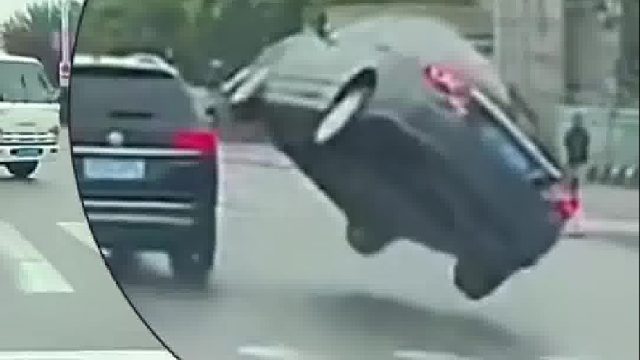 对向货车转弯SUV借道避让，侧后方车辆躲闪不及碰撞翻车！