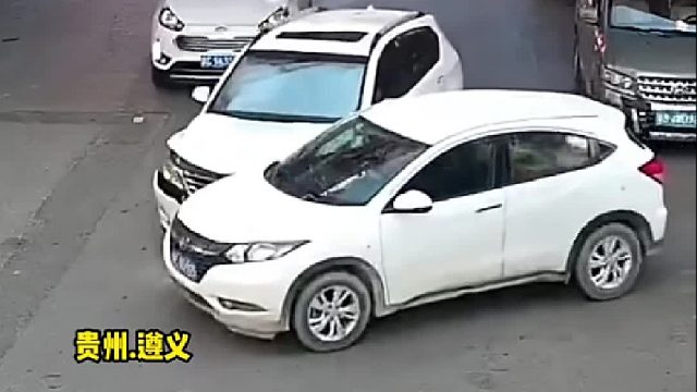 跨越双黄线实线强行超车国，致两车相撞超车驾驶员全责！