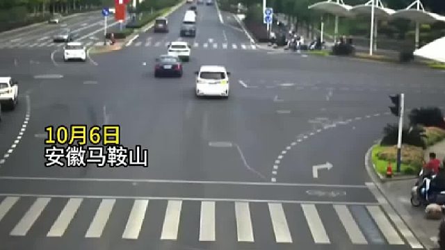 男子骑摩托路口未减速！