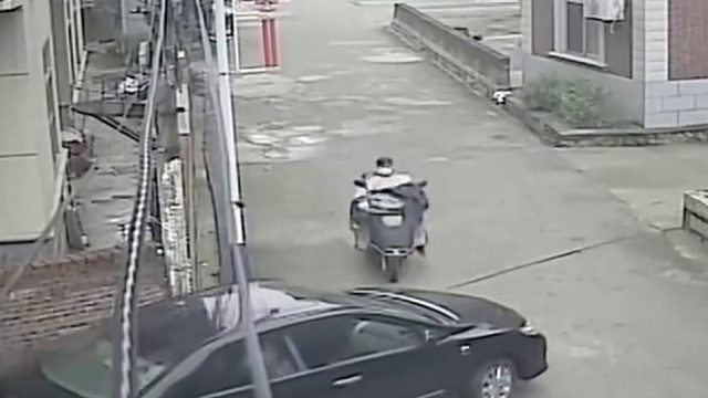 小车从电动车上面碾压过去！